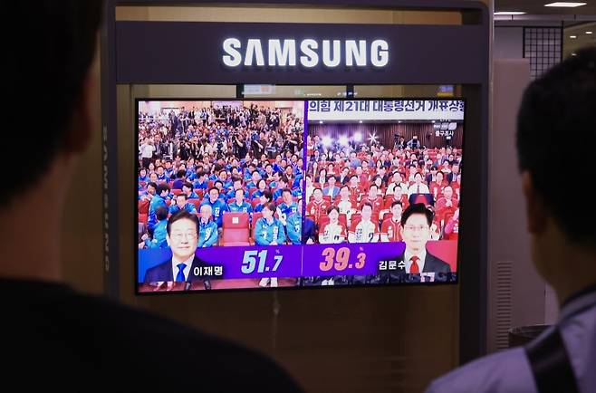 ▲ 제21대 대통령선거가 치러진 3일 서울역 대합실에서 시민들이 TV를 통해 선거 출구조사 결과 발표 방송을 지켜보고 있다. [연합뉴스]