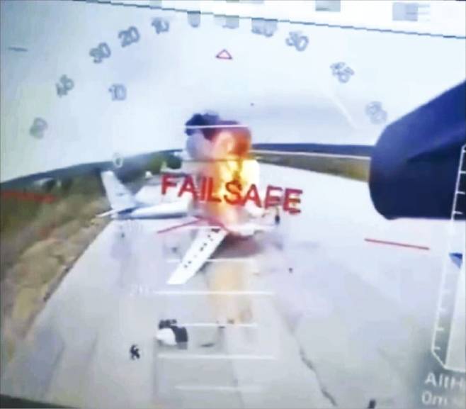 우크라이나 드론이 러시아 공군기지에 있는 군용기를 타격하는 영상. AP연합뉴스