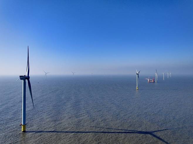 SK이노베이션 E&S가 전남 신안 앞바다에 건설한 '전남 해상풍력 1단지'. 국내 최초로 민간이 주도하여 건설한 국내 최대 규모 해상풍력 단지로 2025년 상반기 상업운전에 들어갈 계획이다. 사진=전라남도