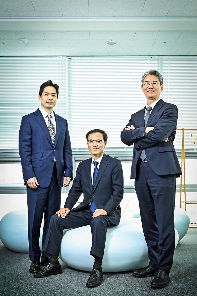 왼쪽부터 장윤제 한국의결권자문 부대표, 정석호 대표, 신현한 연세대 교수(자문위원장). 사진=서범세 기자