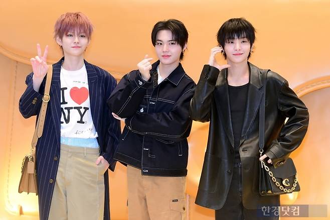 그룹 트레저 요시, 도영, 지훈이 21일 오전 서울 반포동 신세계백화점 강남점에서 열린 '코치 태비샵' 팝업 오픈 행사에 참석해 포토타임을 갖고 있다. / 변성현 한경닷컴 기자 byun84@hankyung.com