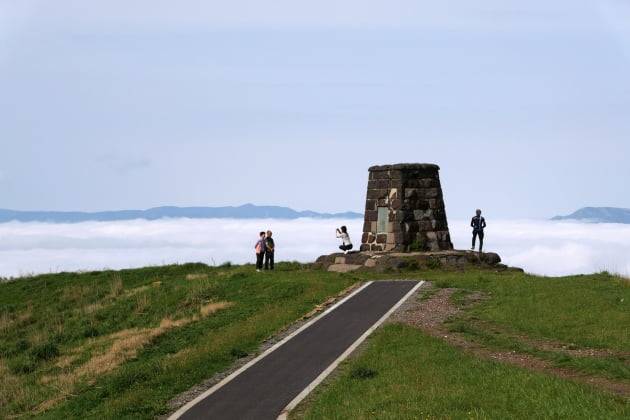 아침의 쿠사센리 전망대는 낮게 깔린 구름을 발밑에서 관찰할 수 있다.  / JAPAN NOW