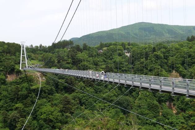 마치 공중에 떠있는 느낌을 들게 하는 오이타현 "꿈의 현수교"는 해발 777m위의 390m길이다. / JAPAN NOW