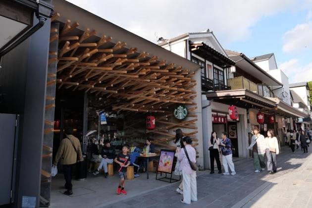 건축가 쿠마 켄고씨가 설계한 "다자이후텐만구 신사"입구 상점가의 스타벅스 커피. / JAPAN NOW