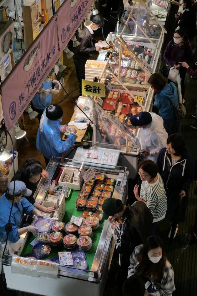 기타큐슈 다리건너편 야마구치현의 '가라토시장'은 주말 여러종류의 스시를 가성비 좋게 골라 먹을 수 있다. / JAPAN NOW