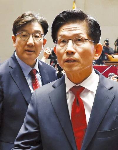 (3)지난달 9일 후보 교체에 반대하며 의총장을 떠나고 있는 김문수 국민의힘 후보. 강은구 기자·뉴스1·사진공동취재단