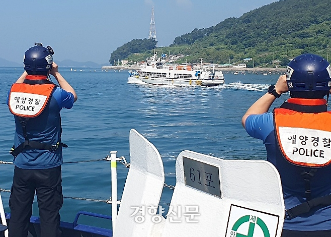 3일 경남 통영해경이 통영시 한산면 용초도 등 섬지역 주민들이 배를 타고 투표소로 안전하게 이동하는지 살펴보고 있다. 통영해경 제공