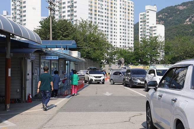 6·3대선일인 3일 오전 경기도 의정부시 운전면허시험장에 설치된 투표소가 유권자들과 차량으로 북적이고 있다. 연합뉴스.