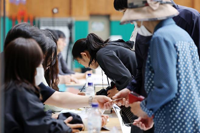 제21대 대통령선거 투표일인 3일 오전 광주 서구 치평동 한 투표소에서 시민들이 투표하고 있다. 연합뉴스