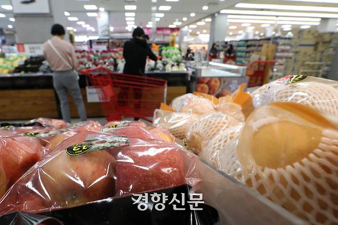 서울 시내 한 대형마트에서 시민들이 과일과 채소를 살펴보고 있다. 조태형 기자