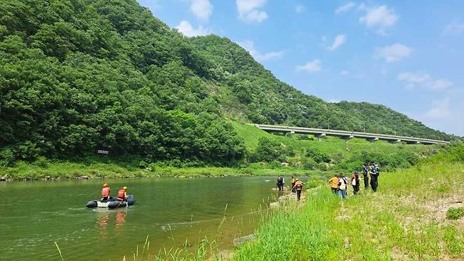 119 구조대가 3일 오후 홍천군 북방면 홍천강에서 물에 빠져 실종된 낚시꾼을 찾기 위해 수색 작업을 벌이고 있다. 강원도소방본부 제공