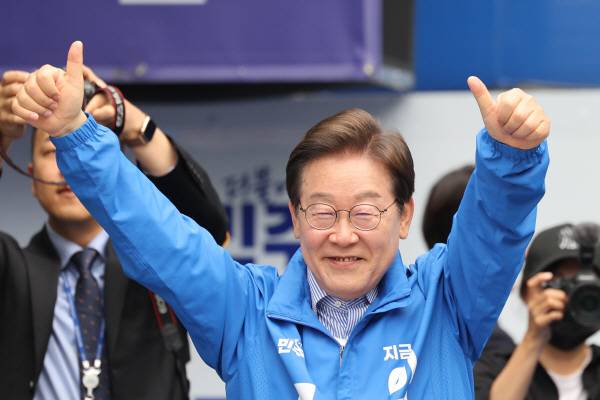 더불어민주당 이재명 대선 후보가 선거를 하루 앞둔 2일 경기 성남 분당 야탑광장 유세에서 시민에게 인사하고 있다. 사진공동취재