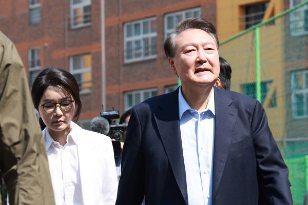 윤석열 전 대통령과 김건희 여사가 제21대 대통령 선거일인 3일 서울 서초구 원명초등학교에 마련된 서초4동 제3투표소로 향하고 있다. 연합뉴스