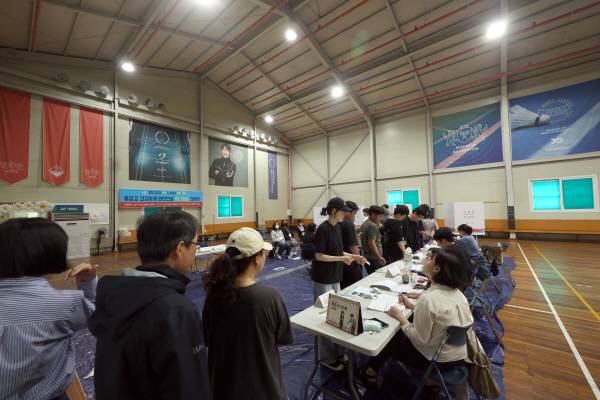 제21대 대선 투표일인 3일 유권자들이 전북 전주시 인후동 배드민턴체육관에 마련된 투표소에서 한표를 행사하고 있다. 기사와 관련없음. 연합뉴스