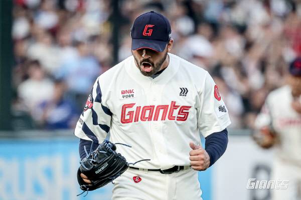 3일 부산 사직구장에서 열린 키움과 3연전 첫 번째 경기에 선발 등판한 롯데 알렉 감보아가 7회까지 무실점 피칭으로 마무리한 뒤 포효하고 있다. 롯데 자이언츠 제공