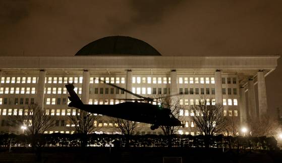 A helicopter carrying troops lands at the National Assembly in Yeouido, western Seoul, on Dec. 4, following President Yoon Suk Yeol's martial law declaration. [JOONGANG ILBO]