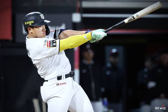 KT Wiz outfielder Ahn Hyun-min at bat during a game [KT WIZ]