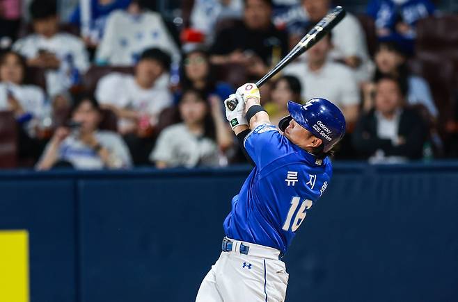 Ryu Ji-hyuk of the Samsung Lions hits a two-run single against the Kiwoom Heroes during a KBO regular-season game at Gocheok Sky Dome in Seoul on May 21. [YONHAP]