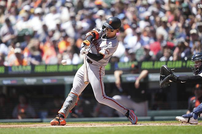 San Francisco Giants outfielder Lee Jung-hoo hits a single against the Detroit Tigers in the first inning during an MLB game in Detroit, Michigan, on May 26. [AP/YONHAP]