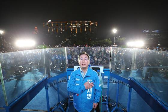 Lee Jae-myung from the liberal Democratic Party sings the Korean national anthem at his final rally site in Yeouido, western Seoul, on June 2, a day ahead of the election. [JOONGANG ILBO]