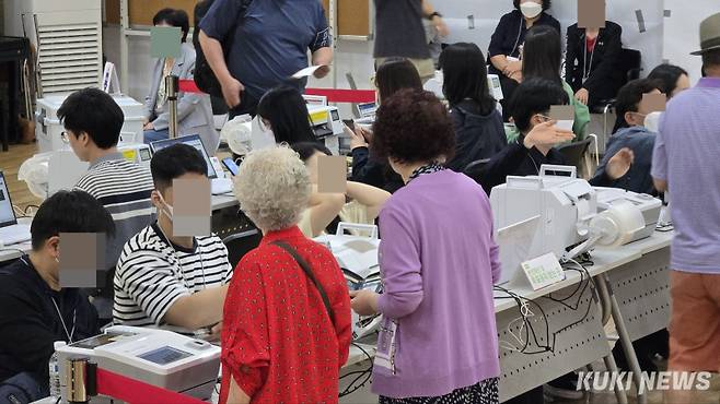 시민들이 29일 서울 마포구 용강동 주민센터 4층에 마련된 사전투표소에서 신원확인을 하고 있다. 임현범 기자