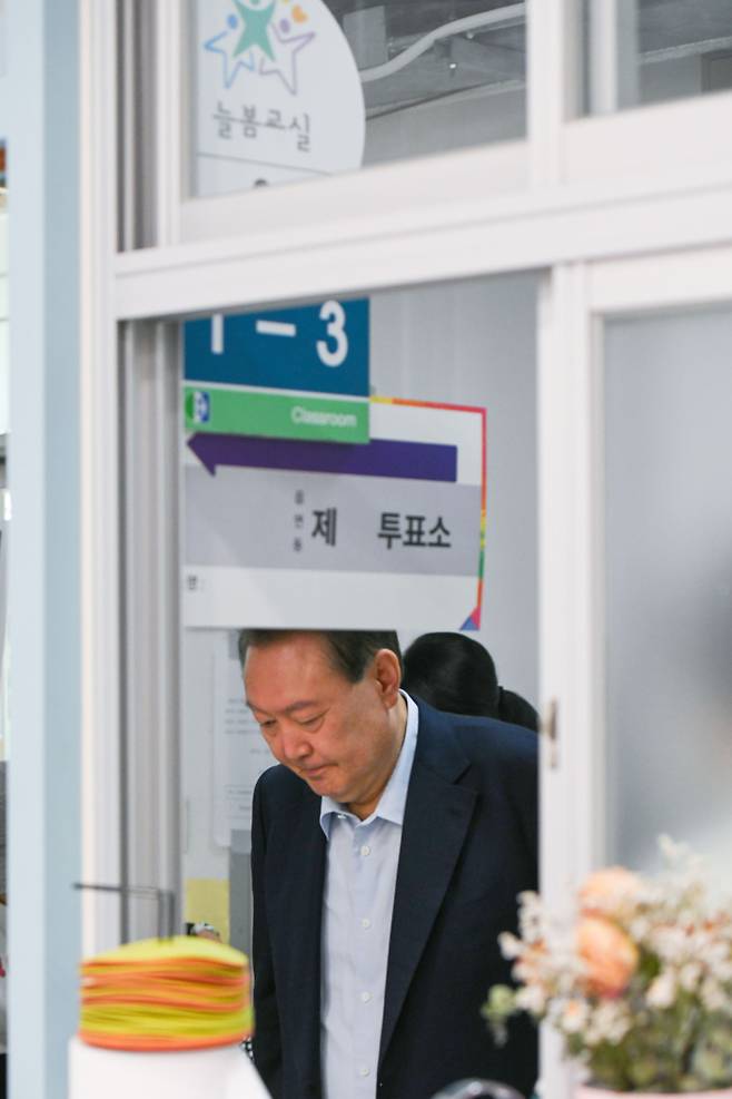 윤석열 전 대통령이 제21대 대통령 선거일인 3일 서울 서초구 원명초등학교에 마련된 서초4동제3투표소에서 투표하기 위해 줄을 서고 있다.