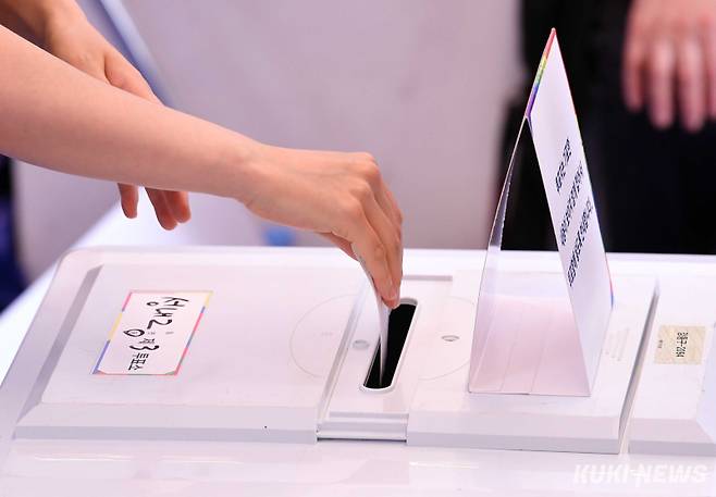 제21대 대통령 선거일인 3일 서울 강동구 강풀만화거리 만화카페 승룡이네에 마련된 성내2동제3투표소에서 유권자가 투표 하고 있다. 곽경근 대기자