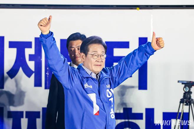 이재명 더불어민주당 대선 후보가 2일 서울 영등포구 여의도공원에서 열린 마지막 집중 유세에서 시민들에게 인사하고 있다. 유희태 기자