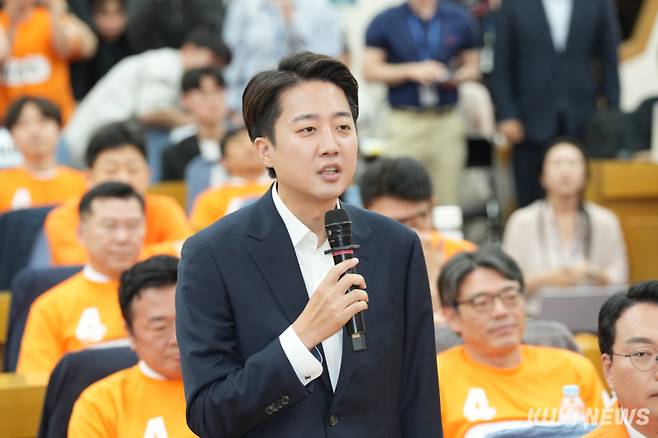 출구조사 결과가 7.7%로 나온 이준석 개혁신당 대통령 후보가 3일 오후 서울 여의도 국회 의원회관에 마련된 제21대 대통령선거 개표상황실을 찾아 소감을 밝히고 있다.