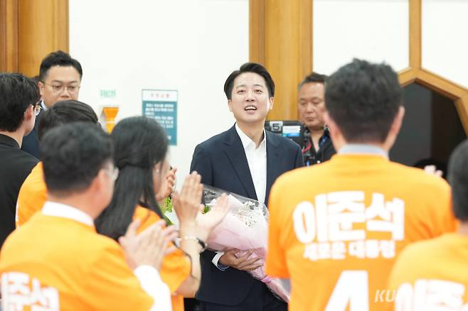 출구조사 결과가 7.7%로 나온 이준석 개혁신당 대통령 후보가 3일 오후 서울 여의도 국회 의원회관에 마련된 제21대 대통령선거 개표상황실을 방문하고 있다.