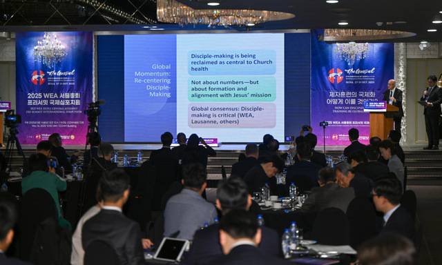 사무엘 치앙 WEA 부사무총장이 지난달 16일 서울 여의도 국민일보빌딩에서 열린 ‘2025 WEA 서울총회 프리서밋 국제 심포지엄’에서 제자훈련 세계화의 가능성에 대해 설명하고 있다. 국민일보DB