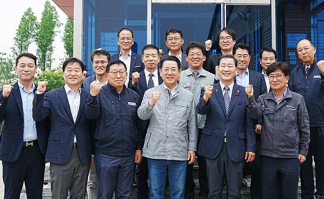 김영록 전라남도지사가 2일 여수 율촌산단내에 위치한 ㈜코인즈에서 ‘여수 석유화학 중소기업 현장소통 간담회’에 참석, 기념촬영을 하고 있다. 전남도 제공