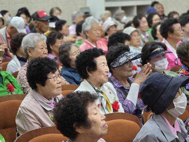 행사 참가자가 지난 29일 경기도 용인 송전교회에서 열린 경로잔치에 참여해 무대를 보고 있다.