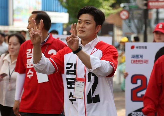 김용태 국민의힘 비상대책위원장이 1일 오후 대구 동성로에서 김문수 대선 후보에 대한 지지를 시민들에게 호소하고 있다. 연합뉴스
