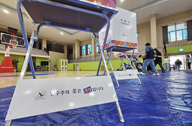 제21대 대통령선거일인 3일 청주 여자고등학교에 마련된 투표소에서 시민들이 소중한 한표를 행사하고 있다. 연합뉴스