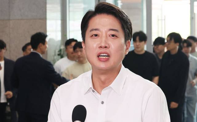 개혁신당 이준석 대선 후보가 2일 시흥시 정왕동 한국공학대학교에서 열린 '학식먹자 이준석' 행사에서 취재진 질문에 답하고 있다. 연합뉴스