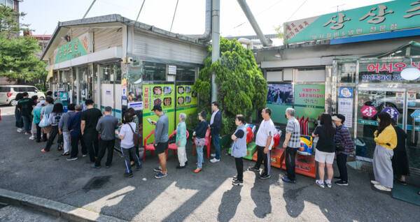 3일 오전 11시15분께 소하2동 제4투표소가 차려져 유권자와 손님들로 장사진이 형성된 광명시 소하2동의 한 고깃집. 윤원규기자