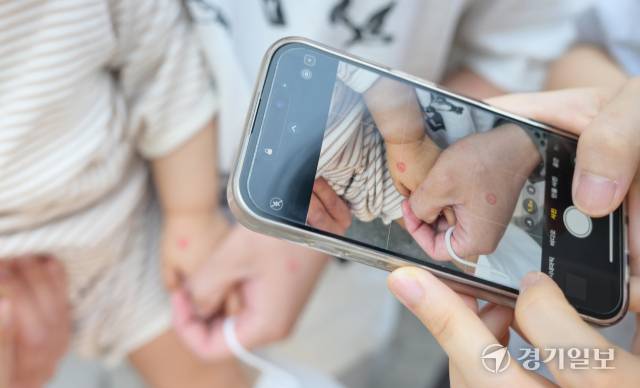 제21대 대통령 선거일인 3일 오전 광명시 소하동 한 음식점에 마련된 소하2동 제4투표소에서 한 유권자가 아이와 투표인증을 하고 있다. 윤원규기자