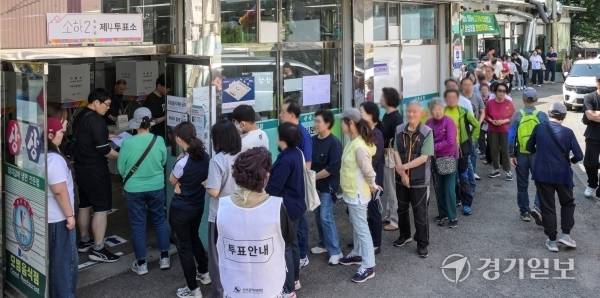 3일 오전 11시15분께 소하2동 제4투표소가 차려져 유권자와 손님들로 장사진이 형서된 광명시 한 고깃집. 윤원규기자