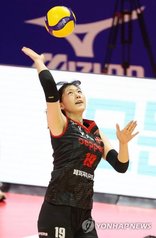 서브하는 염어르헝 / 사진=연합뉴스