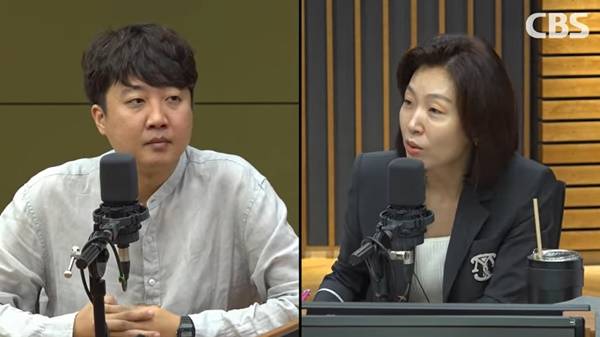 ▲CBS 라디오 '김현정의 뉴스쇼'에 출연한 이준석 당시 개혁신당 의원(왼쪽)과 진행자인 김현정 앵커. 사진=뉴스쇼 갈무리