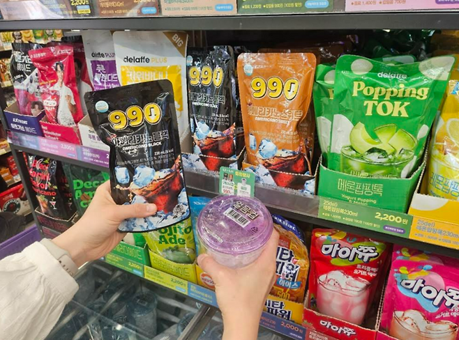 편의점 CU에서 판매하는 990원 아이스드링크. [사진 = CU]