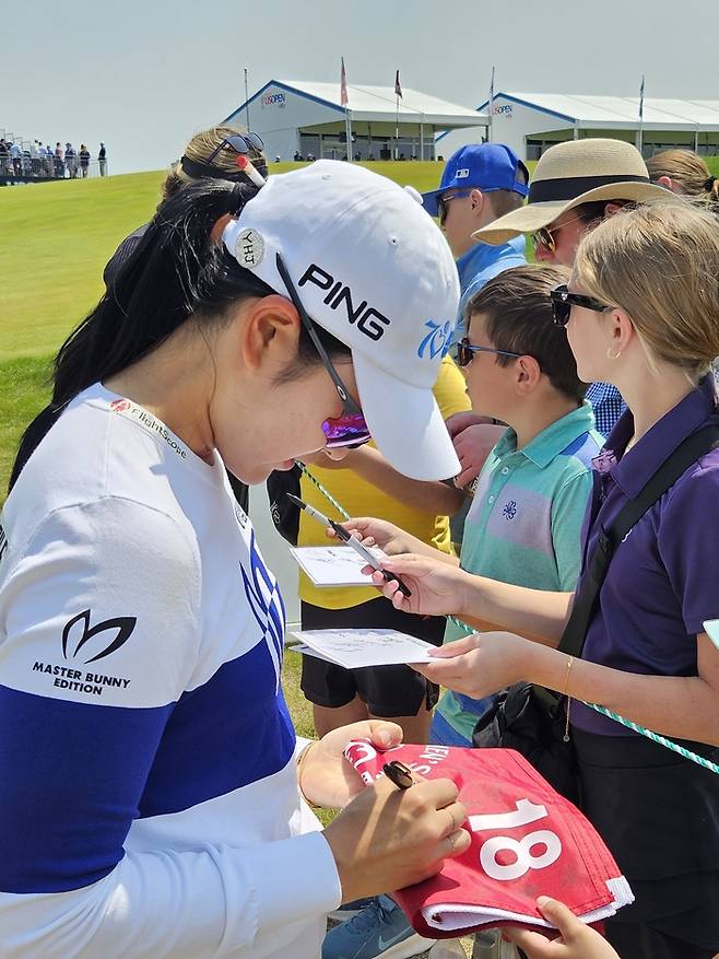 US여자오픈을 성공적으로 마무리한 유현조가 갤러리들에게 사인을 해주고 있다. 넥스트크리에이티브
