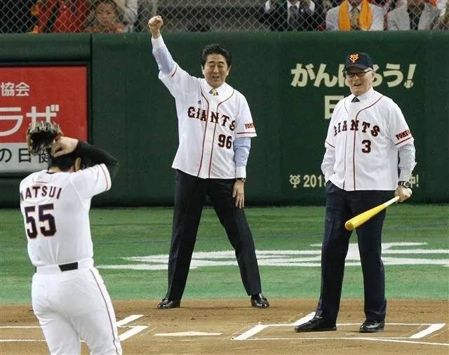 2013년 나가시마 시게오 종신 명예감독이 일본 도쿄돔에서 아베 신조 당시 총리와 함께 시구 행사에 참석하고 있다. [연합뉴스]