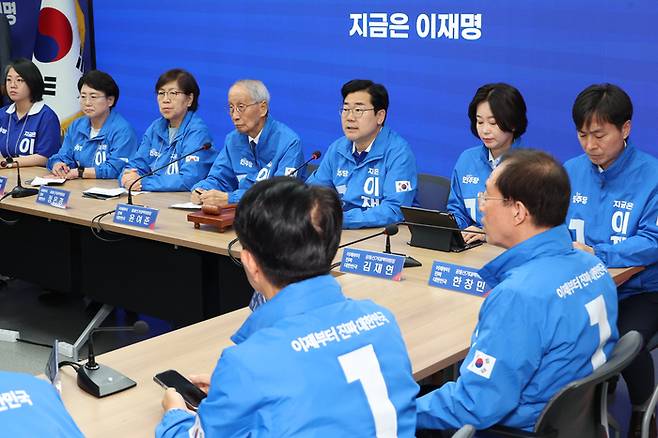 더불어민주당 상임 총괄선대위원장인 박찬대 원내대표가 사전투표를 하루 앞둔 28일 서울 여의도 당사에서 열린 중앙선거대책위원회의에서 투표를 독려하고 있다. [사진출처=연합뉴스]