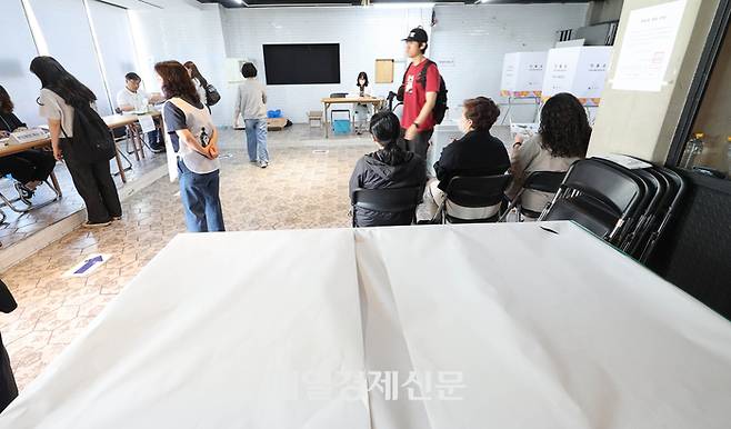 21대 대통령선거 투표일인 3일 서울 서대문구 고래한입피자 매장에 마련된 북가좌제2동 제5투표소에서 유권자들이 투표하고 있다. 2025.6.3[이충우기자]