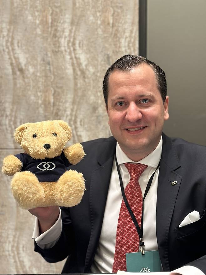 트래블 마트서 소피텔 곰돌이를 나눠줬던 빈첸츠 로자 데 파울리(Vinzenz Rosa de Pauli) 소피텔 마카오 앳 폰테 16 총지배인  / 사진=권효정 여행+ 기자