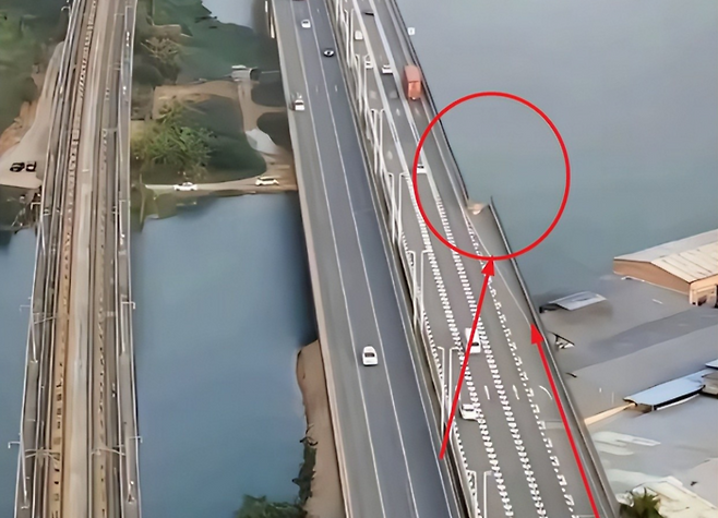 지난달 중국 광둥성 동관시의 한 고속도로에서 추락 사고가 발생했다. [사진 = 연합뉴스]