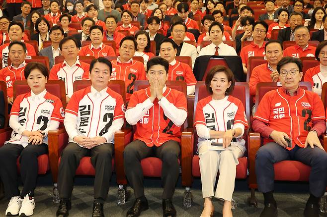 국민의힘 김용태 비상대책위원장, 안철수, 나경원 의원 등이 3일 서울 여의도 국회도서관에 마련된 국민의힘 제21대 대통령선거 개표상황실에서 방송사 출구조사 결과를 지켜보고 있다. [사진 출처 = 공동취재단, 연합뉴스]