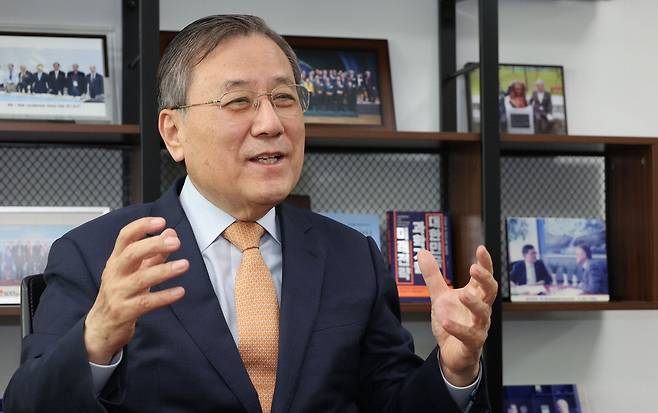 신성철 전 KAIST 총장이 본지 인터뷰에서 "잘못된 과학 정책은 국가를 10년씩 후퇴시킨다. 현장의 목소리를 반영한 장기적 안목이 필요하다"고 이야기하고 있다. 이승환 기자